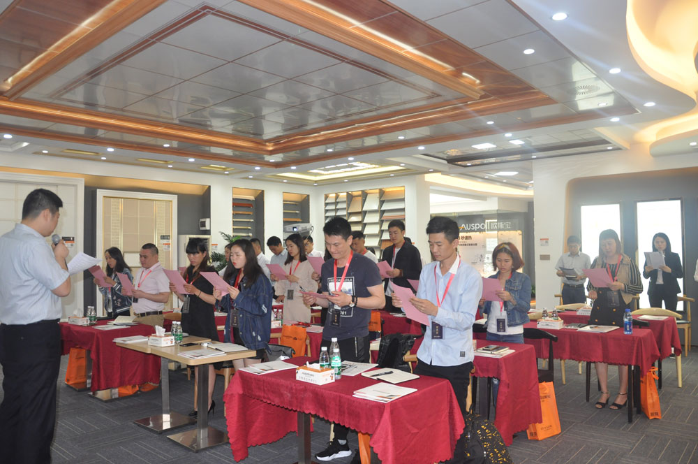 助跑終端，贏在終端，為全面提升歐斯寶終端銷售導購人員各方面銷售能力，促進終端業(yè)績增長，實現(xiàn)盈利共贏，2018年歐斯寶商學院第一期精英培訓班于2018年3月28日，在歐斯寶美學館正式開課；